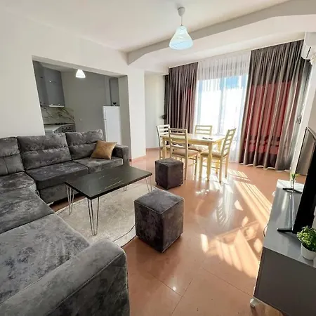 Scanderbeg Square 2br טיראנה