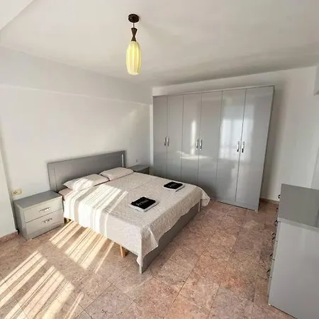Scanderbeg Square 2br * טיראנה